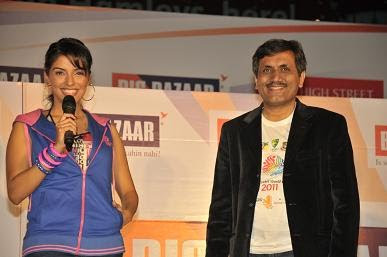 Asin Unveils Big Bazaar World Cup 2011