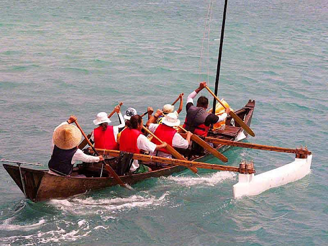 team paddling a sailing sabani boat