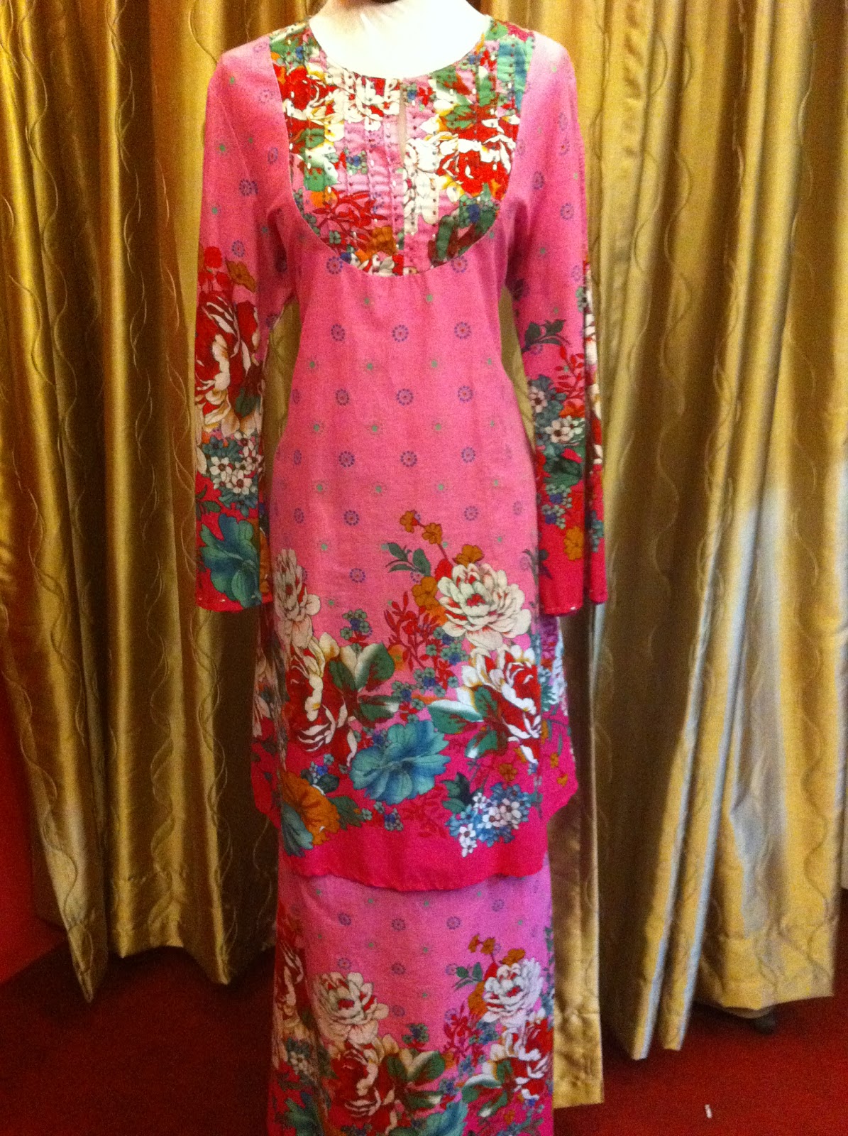 koleksi gaya anggun baju kurung cotton corak bunga merah 