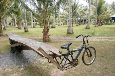 Dad together with junior await on every bit mum contemplates jump into refreshingly cool puddle at Klong Yai K bestthailandbeaches: Ko Kood (Kud, Kut) updated