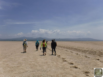 Excursionistas caminando en la Laguna de Sayula