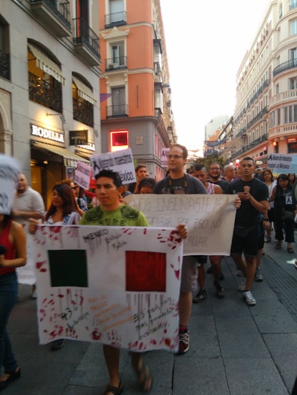   Ciudadanos se manifiestan en Madrid en contra de la violencia en Nochixtlán y en apoyo a la CNTE 