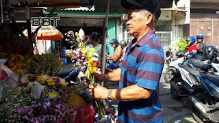 Bang Edum Si Penjual Bunga Di Depan Wihara