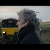 Peter Capaldi, de Doctor Who, está no novo clipe de Lewis Capaldi