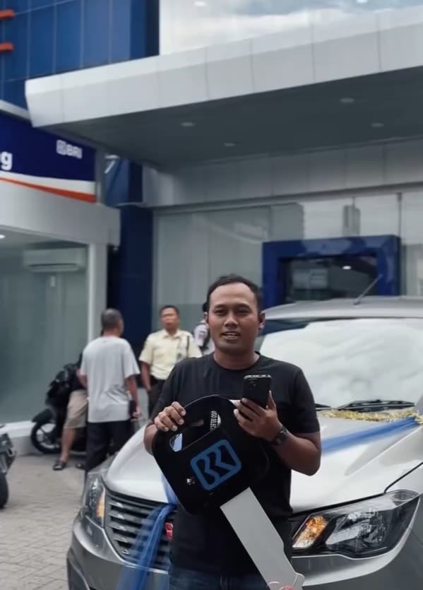 Pemimpin BRI BO Stabat Serahkan 1 Unit Mobil Wuling Kepada Pemenang PHS