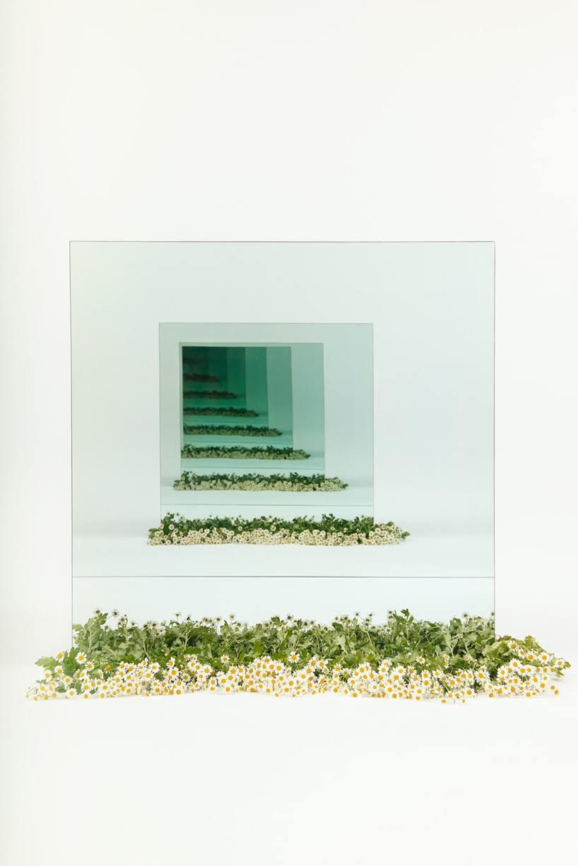 Instalaciones con espejos crean túneles infinitos por Sarah Meyohas 