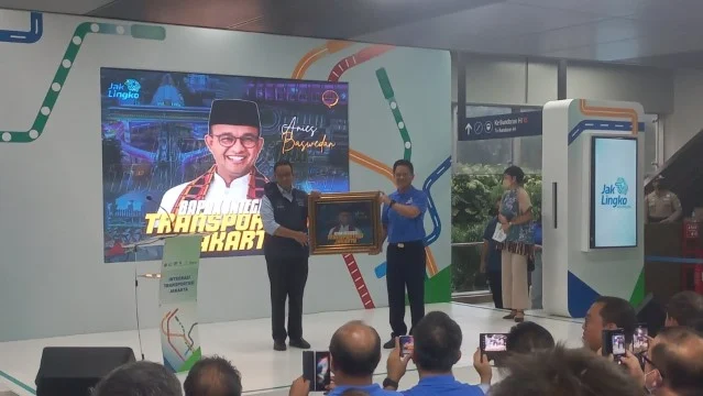 Selamat! Anies Dinobatkan Jadi Bapak Integrasi Transportasi Jakarta