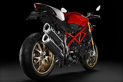 Ducati-Streetfighter-S_2011_1620x1080_Rear_Angle_01