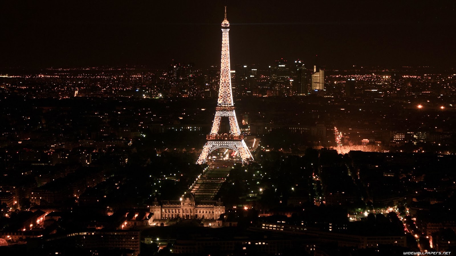 Menara Eiffel Malam Hari