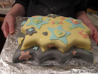 how do you make a fondant cake, one of those smooth cakes, decorate