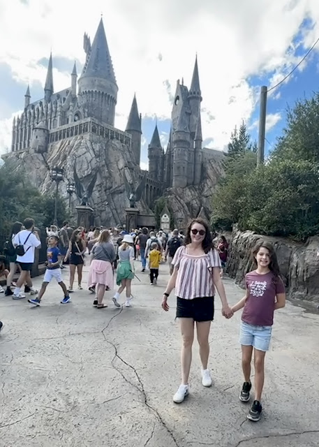 Mother and daughter in front of Hogwarts at Universal Florida