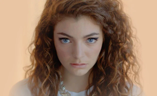 Lorde - Royals Lyrics Video