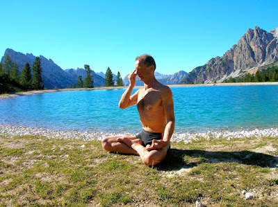 instructor de Yoga practicando pranayama