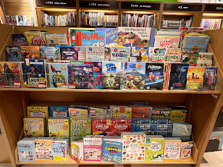 中英文童書藏書最豐富的親子書店絕對是誠品信義店5樓兒童館。尤其是如果想找一些比較少見的精緻進口立體書，遊戲操作書，DK出版社各種英文科普書，字典等，誠品信義店5樓兒童館就是挖寶的好地方。書籍種類雖多，分齡分類的陳設也很方便尋找。最難得的是進口書籍幾乎都有拆封一本試讀本，購買前可以先翻閱裡面內容。
