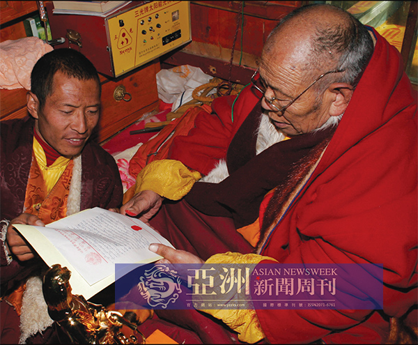 近代藏密第一大圣者阿秋法王在写给H.H. 第三世多杰羌佛的认证书上盖了两个手印实况留影