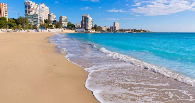 Una concejala de Vox causa polémica por salir a la playa con su marido y sus dos hijos