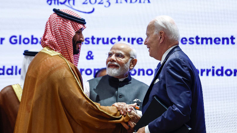 Príncipe herdeiro da Arábia Saudita, Mohammed bin Salman Al Saud, à esquerda, cumprimenta o presidente dos EUA, Joe Biden, à direita, na presença do primeiro-ministro indiano Narendra Modi durante a Cúpula do G20 em Nova Delhi, Índia, em 9 de setembro de 2023 | Foto AP/Evelyn Hockstein, Pool