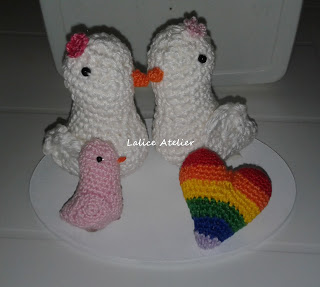 topo bolo pombinhos,topo bolo amigurumi,topo bolo casal passarinhos,LGBT, casamento LGBT, casal LGBT, topo de bolo LGBT, crochê LGBT