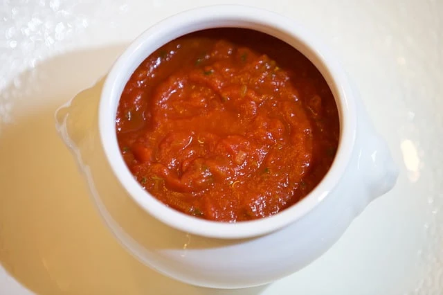 A recent study by medical experts has revealed that one or two fresh tomato sauces may help reduce the risk of heart disease. According to research from the University of Viziona in Italy, the consumption of 80 grams of tomato sauce or tomato sauce on a daily basis improves the blood vessels by reducing the harmful effects of a high-fat diet.