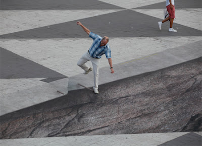 Amazing street 3D illusion Seen On coolpicturesgallery.blogspot.com