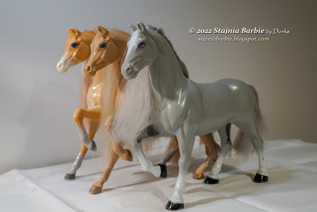 Gloria's doll horse with Barbie horses