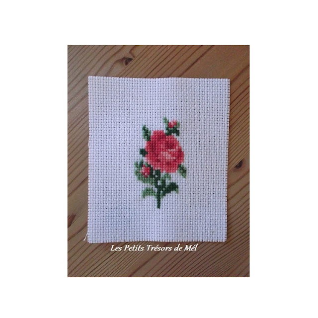 Mini broderie rose en fleur.