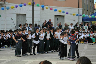 progetto Ballo Sardo-  Alcune foto dello spettacolo Ballus e Cantus in Piazza Marconi a San Gavino - scuola primaria di via Fermi