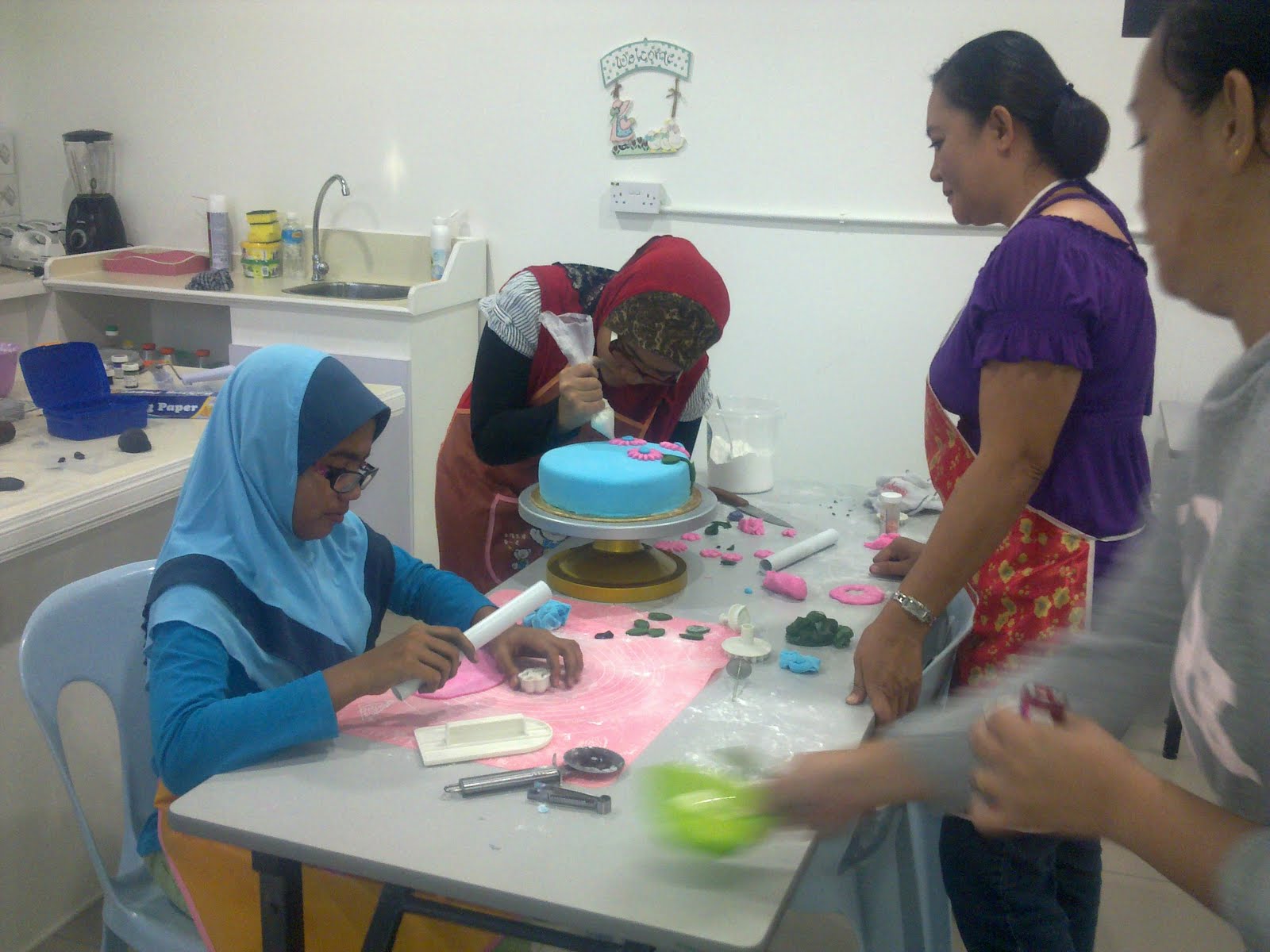 Mini Delicious: Kids Baking and Cake Decorating Class.