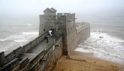  adalah tembok raksasa yang membentang sepanjang  Sejarah dari Tembok Besar China