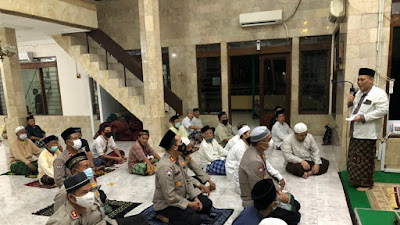    Satu Jam Mengaji Bersama Polisi, Cara Lain Memakmurkan Masjid