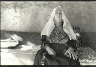 إمرأة من بيت جبرين المهجرة قضاء الخليل بالثوب التقليدي/1940…