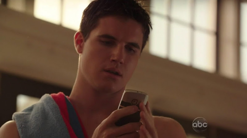 Robbie Amell Shirtless in Revenge s1e02