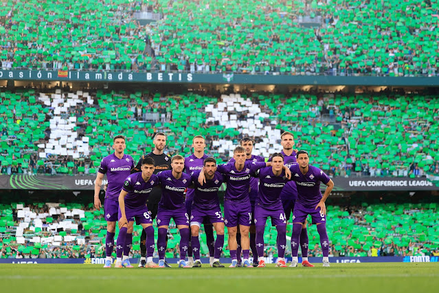 📸ASSOCIACIONE CALCIO FIRENZE FIORENTINA 📆1 mayo 2025 ⬆️Robin Gosens, David de Gea, Pietro Comuzzo, Luca Ranieri, Marin Pongračić. ⬇️Fabiano Parisi, Lucas Beltrán, Danilo Cataldi, Albert Guðmundsson, Nicolò Fagioli y Rolando Mandragora. REAL BETIS BALOMPIÉ 2 🆚 A. C. F. FIORENTINA 1 Jueves 01/05/2025, 21:00 horas. Liga Conferencia de la UEFA, semifinal, partido de ida. Sevilla. España, estadio Benito Villamarín: 56.417 espectadores. GOLES: ⚽1-0: 6’, Ez Abde. ⚽2-0: 64’, Antony dos Santos. ⚽2-1: 73’, Luca Ranieri. 📸ASSOCIACIONE CALCIO FIRENZE FIORENTINA 📆1 mayo 2025 ⬆️Robin Gosens, David de Gea, Pietro Comuzzo, Luca Ranieri, Marin Pongračić. ⬇️Fabiano Parisi, Lucas Beltrán, Danilo Cataldi, Albert Guðmundsson, Nicolò Fagioli y Rolando Mandragora. REAL BETIS BALOMPIÉ 2 🆚 A. C. F. FIORENTINA 1 Jueves 01/05/2025, 21:00 horas. Liga Conferencia de la UEFA, semifinal, partido de ida. Sevilla. España, estadio Benito Villamarín: 56.417 espectadores. GOLES: ⚽1-0: 6’, Ez Abde. ⚽2-0: 64’, Antony dos Santos. ⚽2-1: 73’, Luca Ranieri.