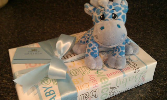 the HAPPY home: Cute Gift Wrap idea for Baby Gift