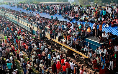 12 Foto Suasana Kereta Api di India Ini Ini Bikin Ngeri, Berani Naik?