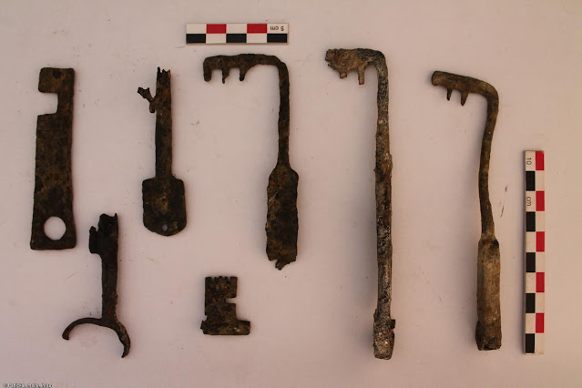 Κλειδιά που ανακαλύφθηκαν στον πυθμένα του καναλιού που ανακαλύφθηκαν στο Thérouanne (Pas-de-Calais) το 2023. [Credit: Patrick Lemaire, Inrap]