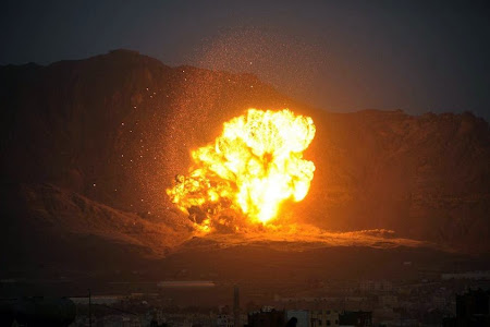 بالصور الطيران السعودي يقصف مواقع تتبع للحوثيين غربي صنعاء مساء اليوم 