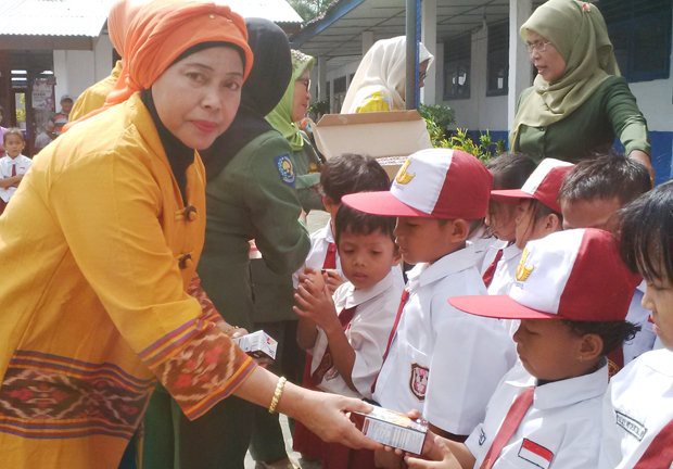 TP PKK Kabupaten OKI Salurkan Bantuan Dari Pemprov Sumsel Kepada Murid TK Dan SD