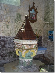 2012.07.14-007 fonds baptismaux dans l'église Saint-Martin