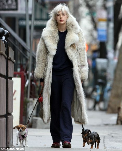 Model Agyness Deynville taking her dogs for a pass through the street of 