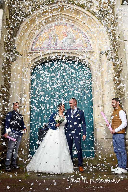 photo sortie d'église des mariés avec confettis