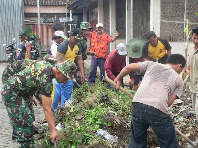 KODIM 0726 SUKOHARJO BERSIHKAN PASAR CUPLIK  KEL. BULAKAN SUKOHARJO