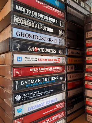 Pila de cassettes de bandas sonoras de películas de los años 80 y 90