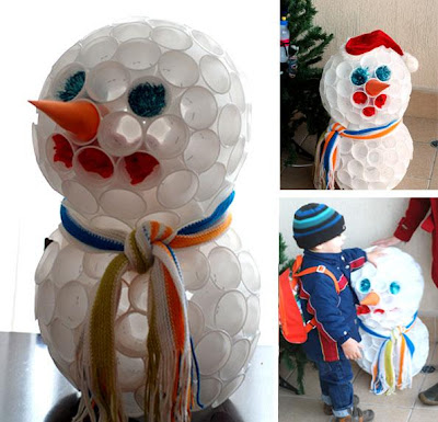 boneco de neve com reciclagem de copos descartáveis
