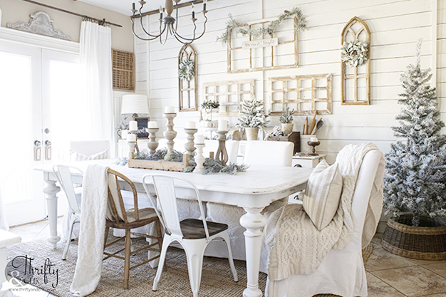 cozy christmas  dining room decor and  decorating ideas. Wood and white christmas decor. Farmhouse dining room Christmas. Christmas table setting.