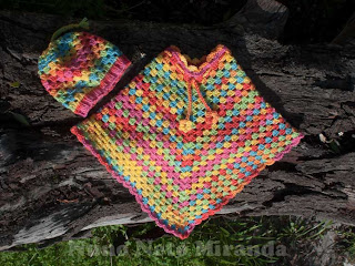 alt="crochet poncho, granny squares, Ice Yarns Baby Wool Print, poncho de criança em crochet, quadradinhos da avó, Sweet Little Granny Hat, gorro em crochet"