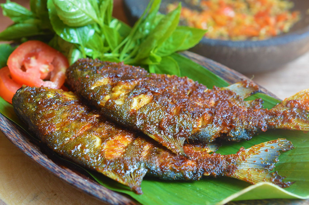 Ikan bawal bakar sambal petis | Resep masakan ikan