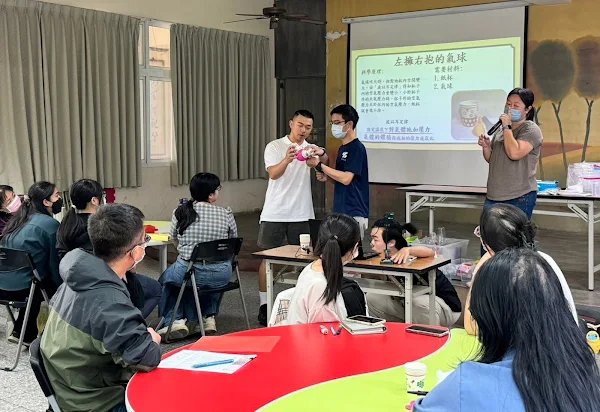 ▲大葉大學消防學程師生介紹科普教案。（大葉大學提供）