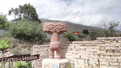 Музей экватора в Эквадоре прикольная скульптура  