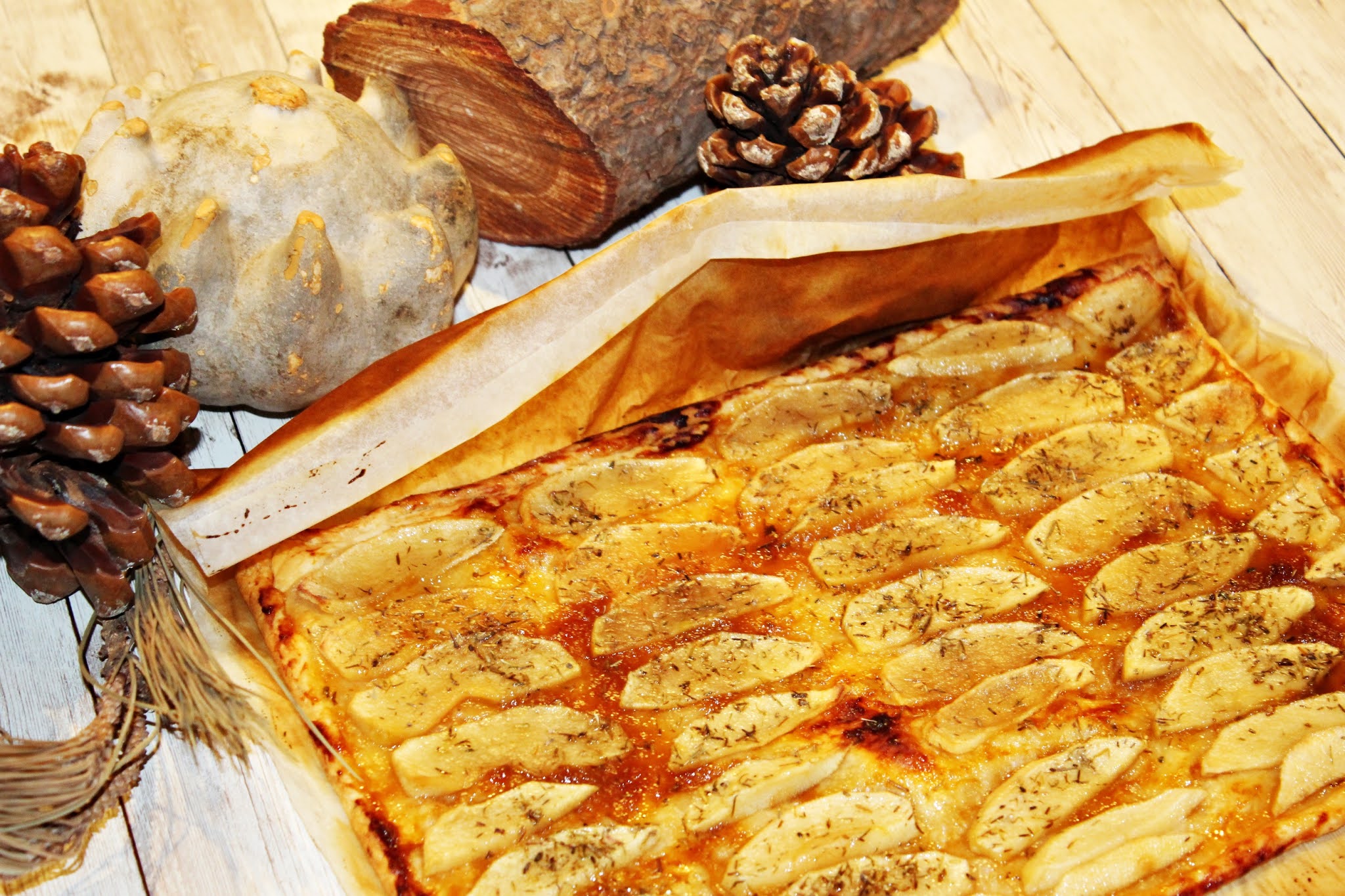 TARTA DE HOJALDRE CON MERMELADA Y MANZANA